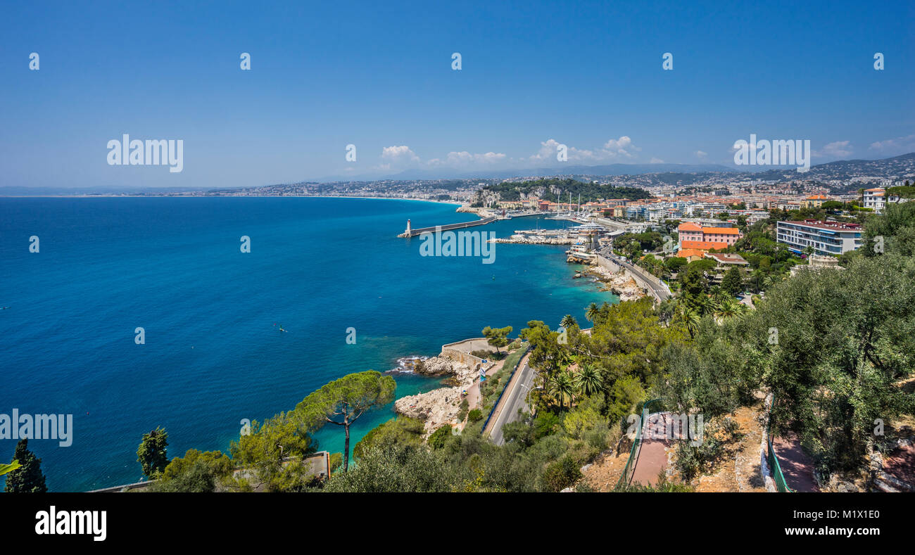 Francia, dipartimento Alpes-Maritime, Côte d'Azur, in vista di Nizza dal Cap de Nice con Port Lympia e la Collina del Castello Foto Stock