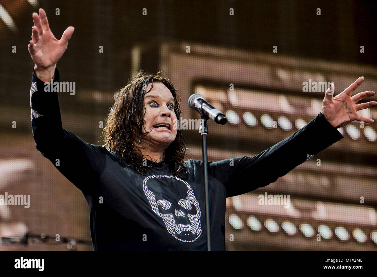 Il cantante inglese, cantautore e personalità televisiva di Ozzy Osbourne  esegue un concerto dal vivo a Bergenhus festning come parte di Ozzy e amici  tour nel 2012. Ozzy Osbourne è meglio conosciuto