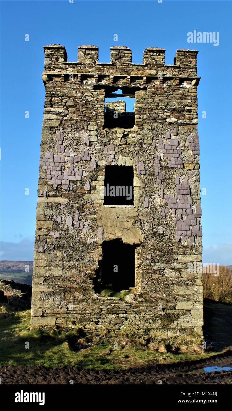 Segnale abbandonati torre che domina il paese locale skyline di West Cork, Irlanda. Foto Stock