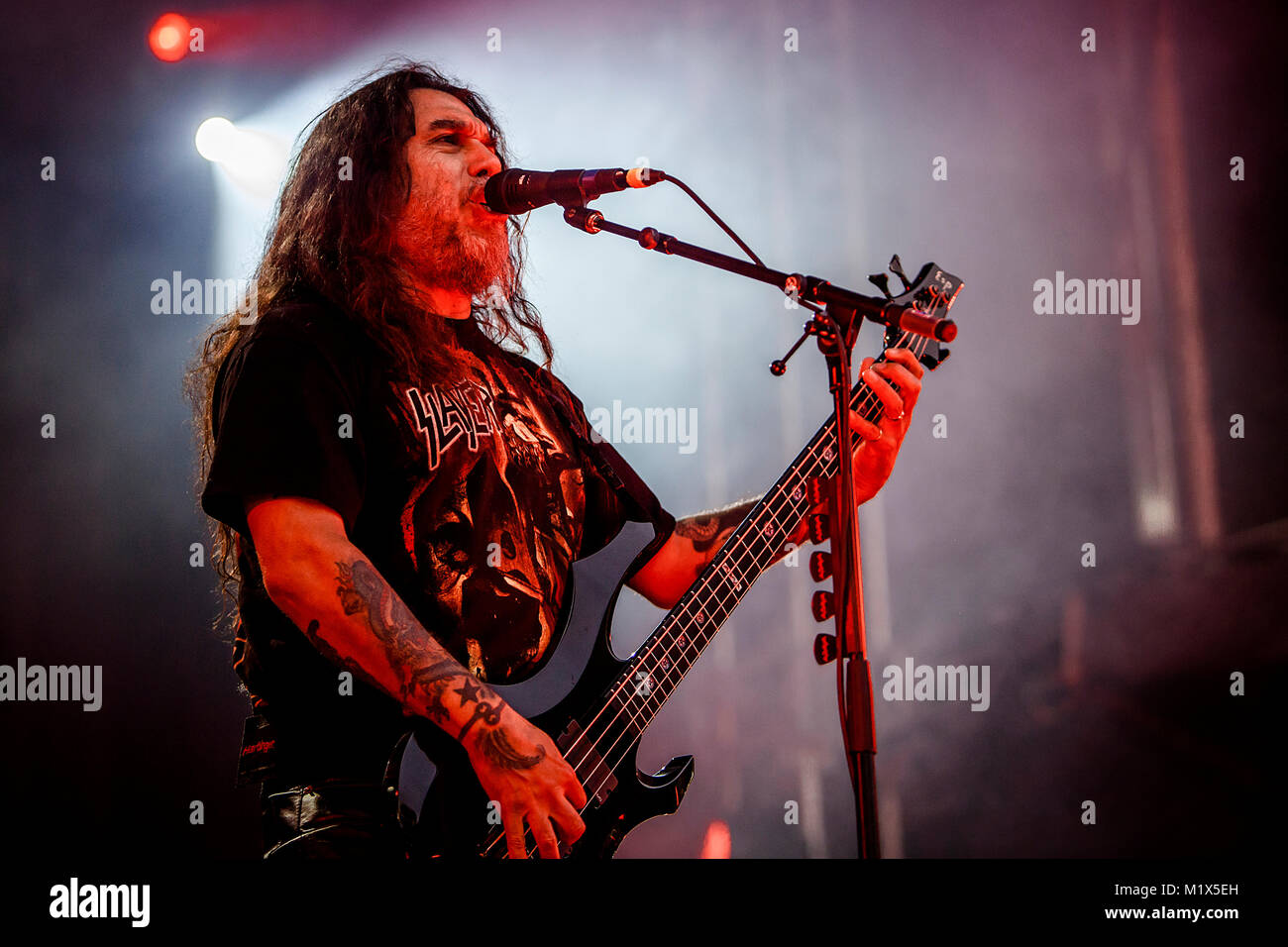 La American thrash metal band cacciatrice esegue un concerto dal vivo a Bergenhus festning a Bergen. Qui il cantante ed il bassista Tom Araya è visto dal vivo sul palco. Norvegia, 13/06 2012. Foto Stock