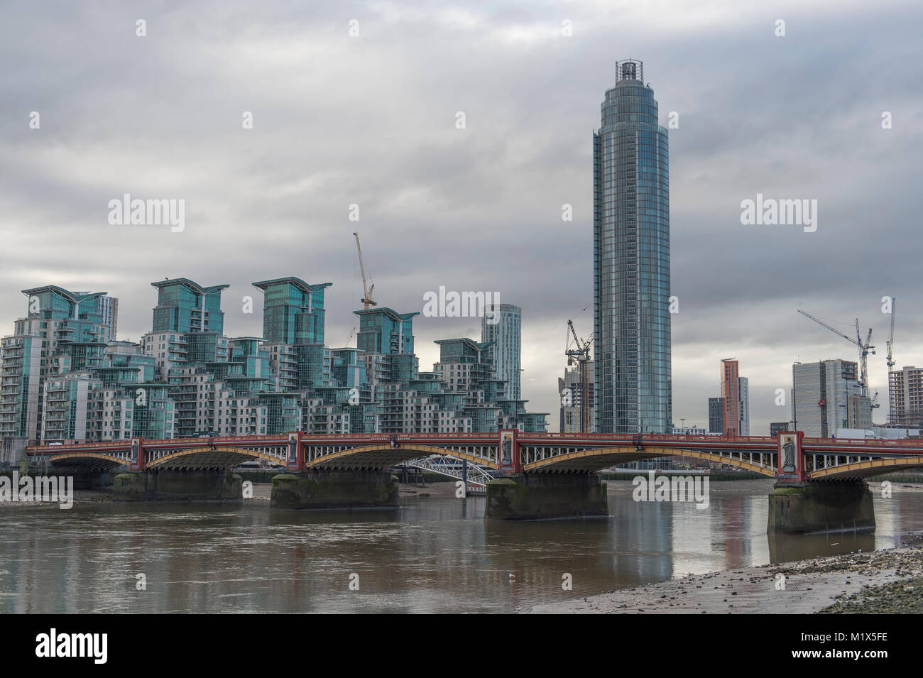 2 febbraio 2018. Edifici che stanno venendo sviluppate a Nine Elms con la Vauxhall Bridge in primo piano, Londra, Regno Unito. Credito: Malcolm Park/Alamy. Foto Stock