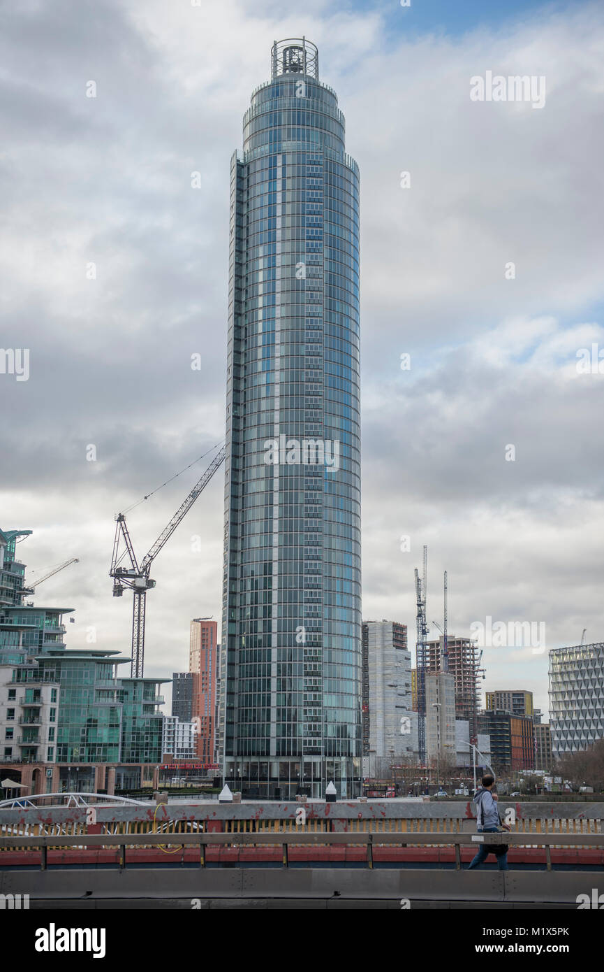 2 febbraio 2018. Edifici che stanno venendo sviluppate a Nine Elms con la Vauxhall Bridge in primo piano, Londra, Regno Unito. Credito: Malcolm Park/Alamy. Foto Stock