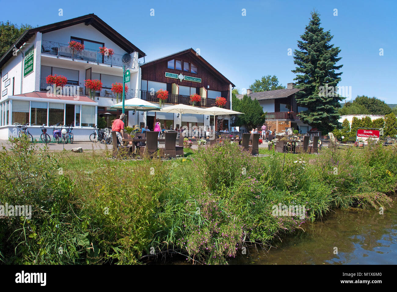 Ristorante Moselblick, il pranzo e la cena al Riverside, Piesport, Mosella, Renania-Palatinato, Germania, Europa Foto Stock