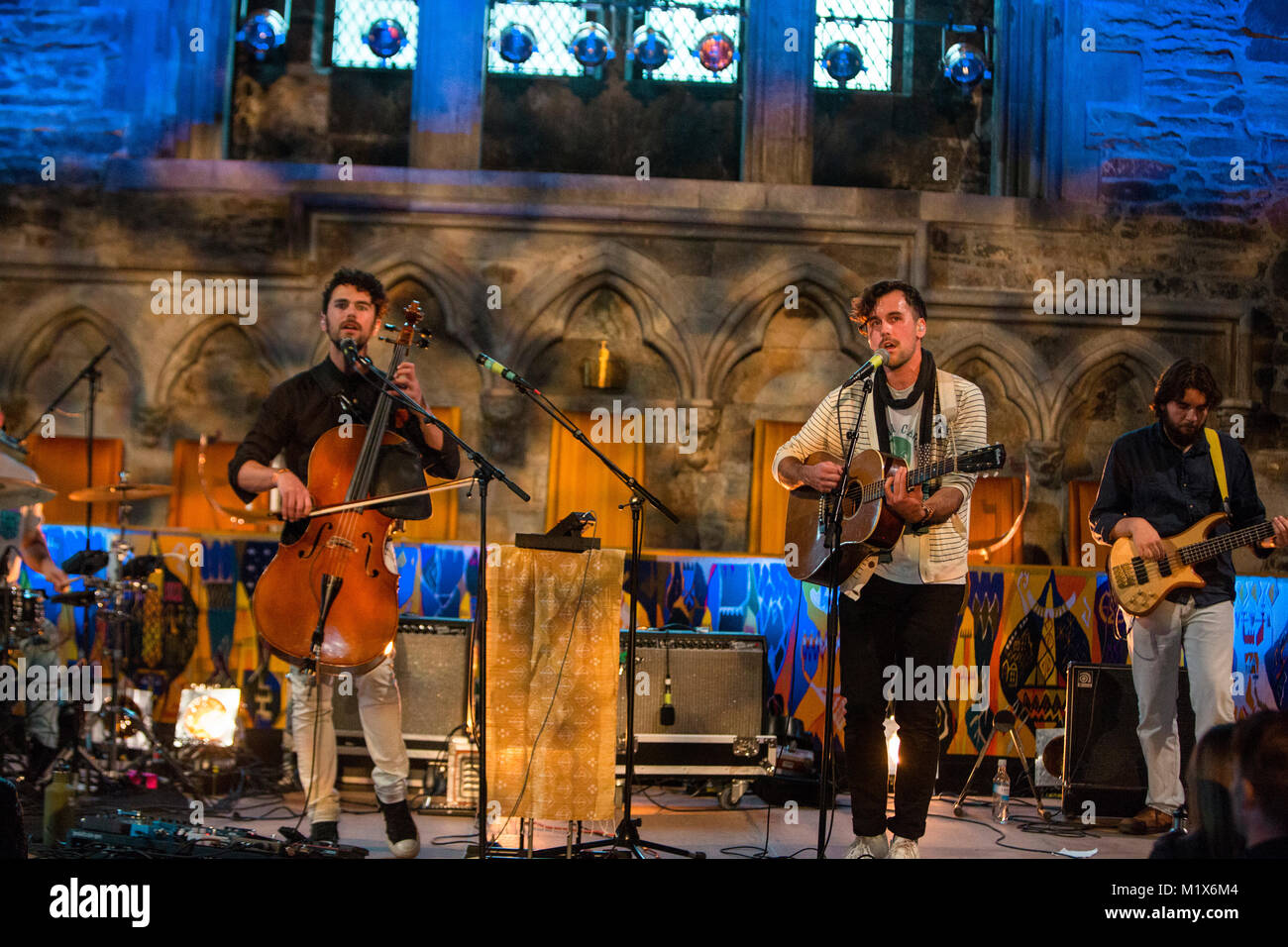 Norvegia, Bergen - Giugno 14, 2017. La American Folk progressivo duo altezze alti esegue un live durante il norvegese music festival Bergenfest 2017 a Bergen. Qui il cantante e il chitarrista Tim Harrington (R) è visto dal vivo sul palco con il violoncellista e cantante Paul Wright (L). Foto Stock