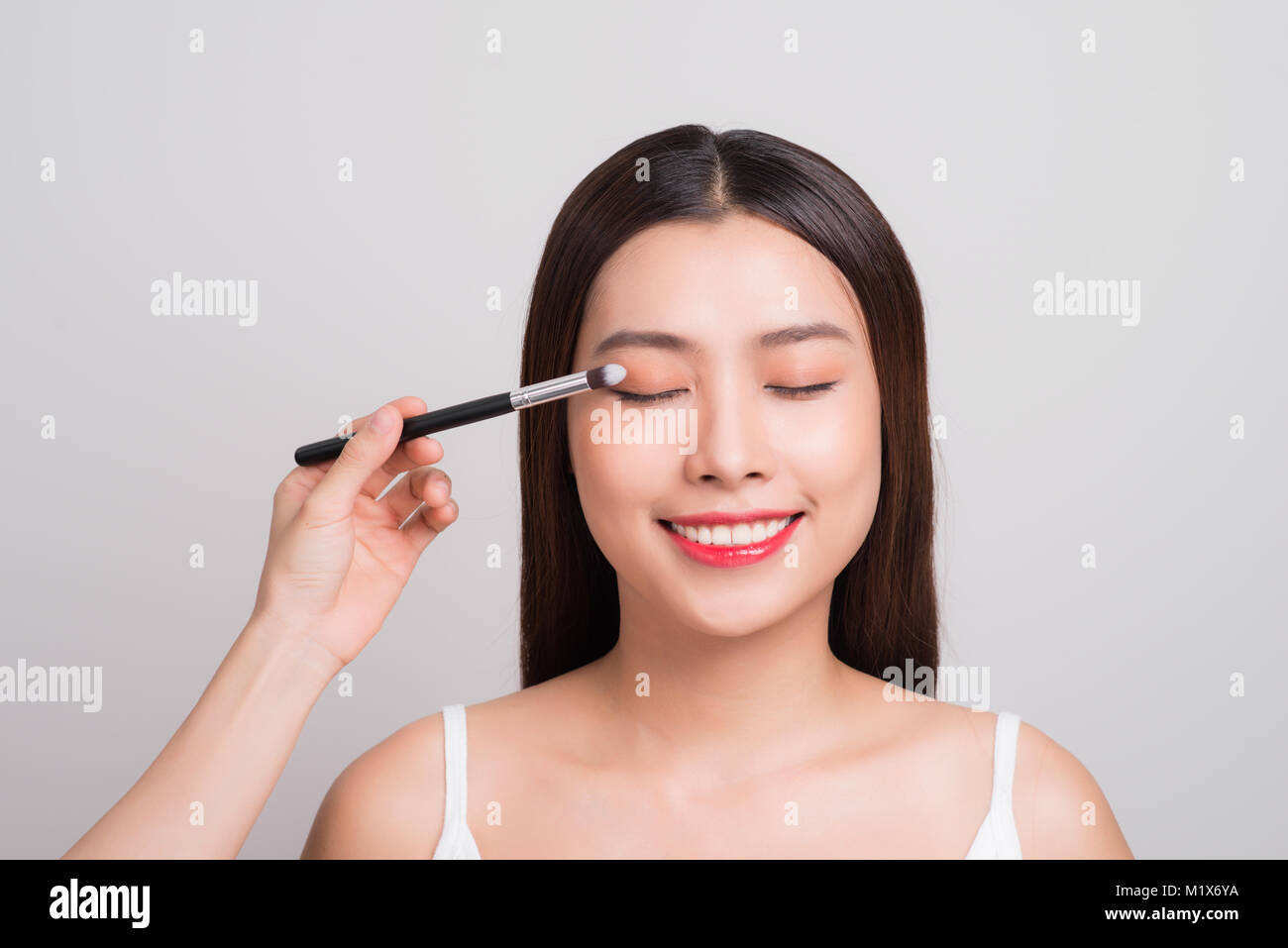 Close-up shot di donna faccia e del trucco pennello applicare il mascara make-up sulle ciglia Foto Stock