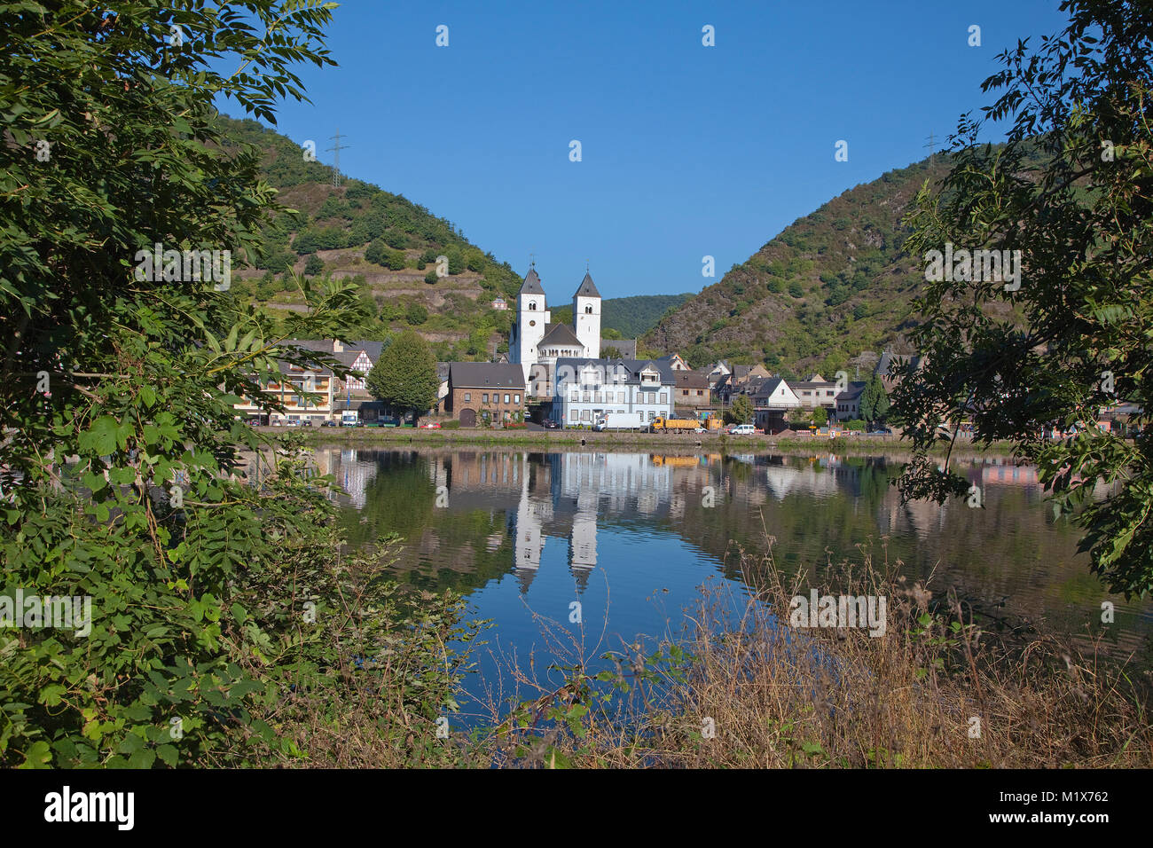 Chiesa abbaziale di San Castor, punto di riferimento del villaggio del vino Treis-Karden, Mosella, Renania-Palatinato, Germania, Europa Foto Stock