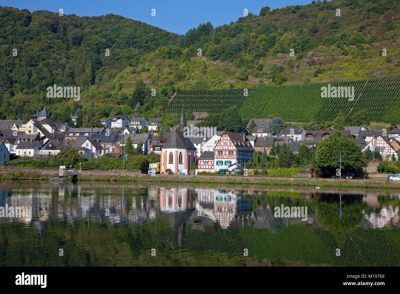 Giorgio cappella e casa in legno e muratura al villaggio del vino Treis-Karden, Mosella, Renania-Palatinato, Germania, Europa Foto Stock