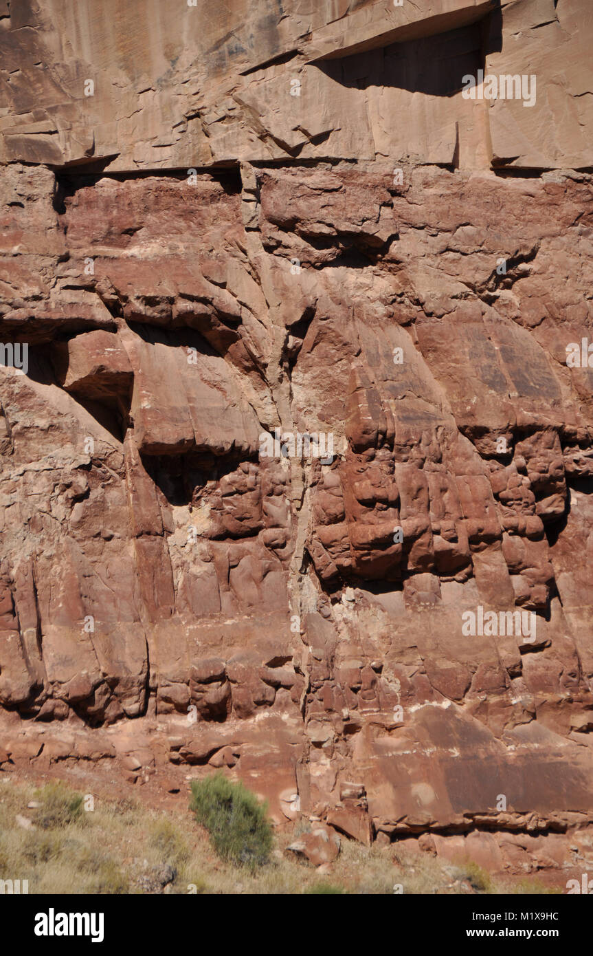 Arenaria dicco clastico iniettato dal Permiano Coconino arenaria nella sottostante eremita Shale, Bright Angel Trail, il Parco Nazionale del Grand Canyon Foto Stock