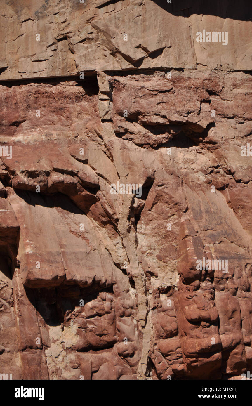 Arenaria dicco clastico iniettato dal Permiano Coconino arenaria nella sottostante eremita Shale, Bright Angel Trail, il Parco Nazionale del Grand Canyon Foto Stock