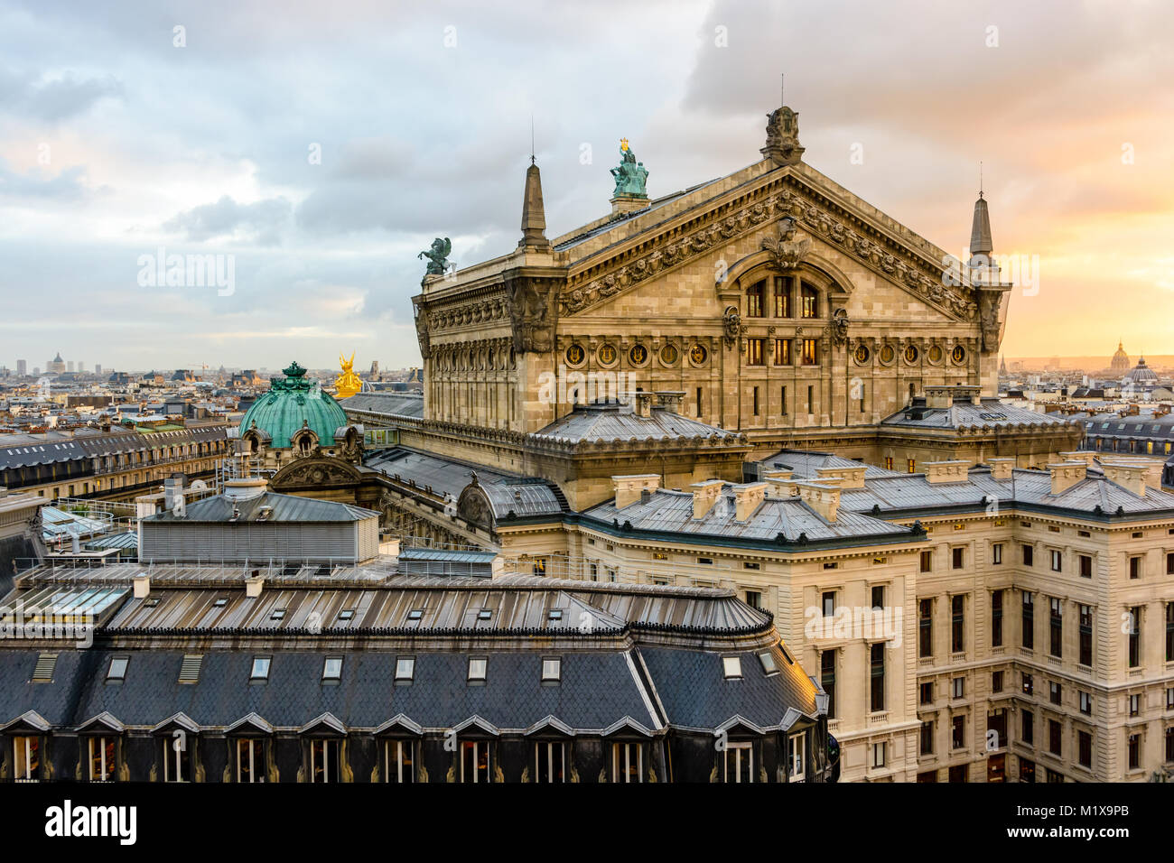 Vista posteriore dell'Opera Garnier di Parigi al tramonto che mostra il frontone del nord della tappa di casa e gli uffici dell'amministrazione con tetti di th Foto Stock