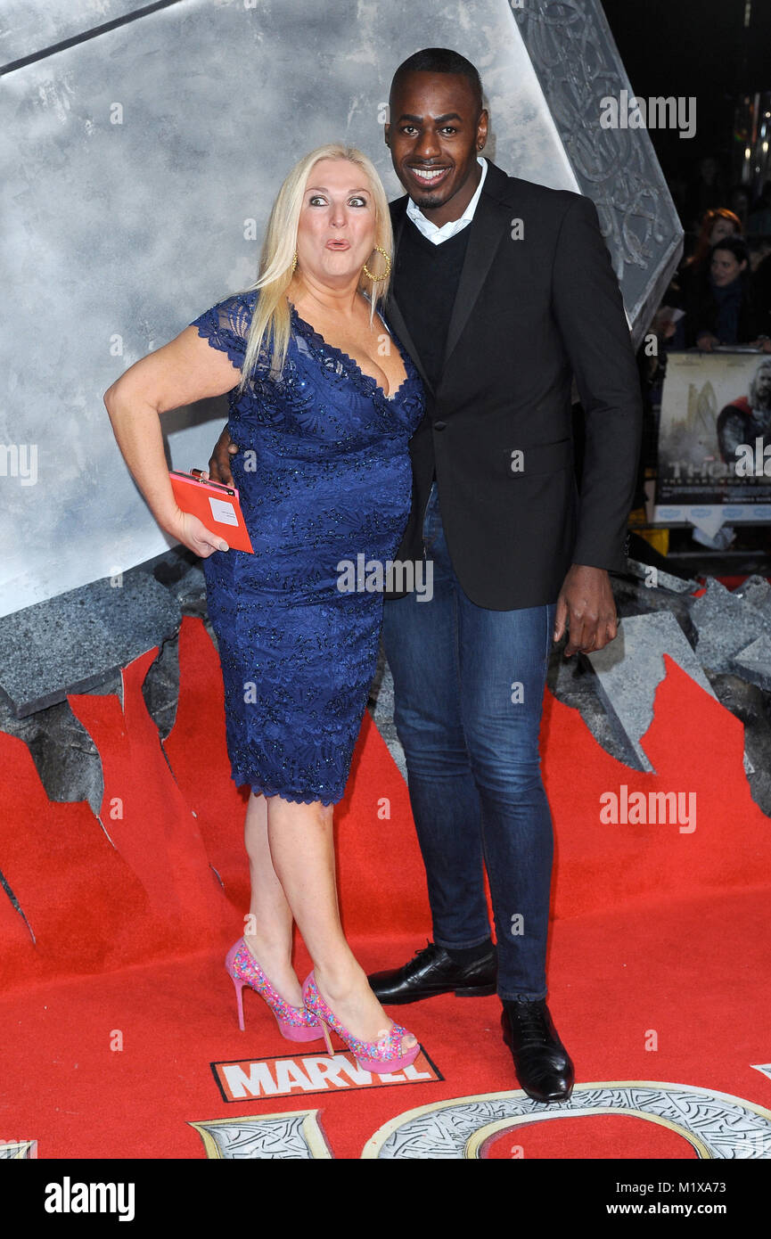 Vanessa Feltz & Ben Ofoedu frequentare la premiere mondiale di Thor - Il mondo oscuro di Odeon Leicester Square, Londra. Il 22 ottobre 2013 © Paul Treadway Foto Stock