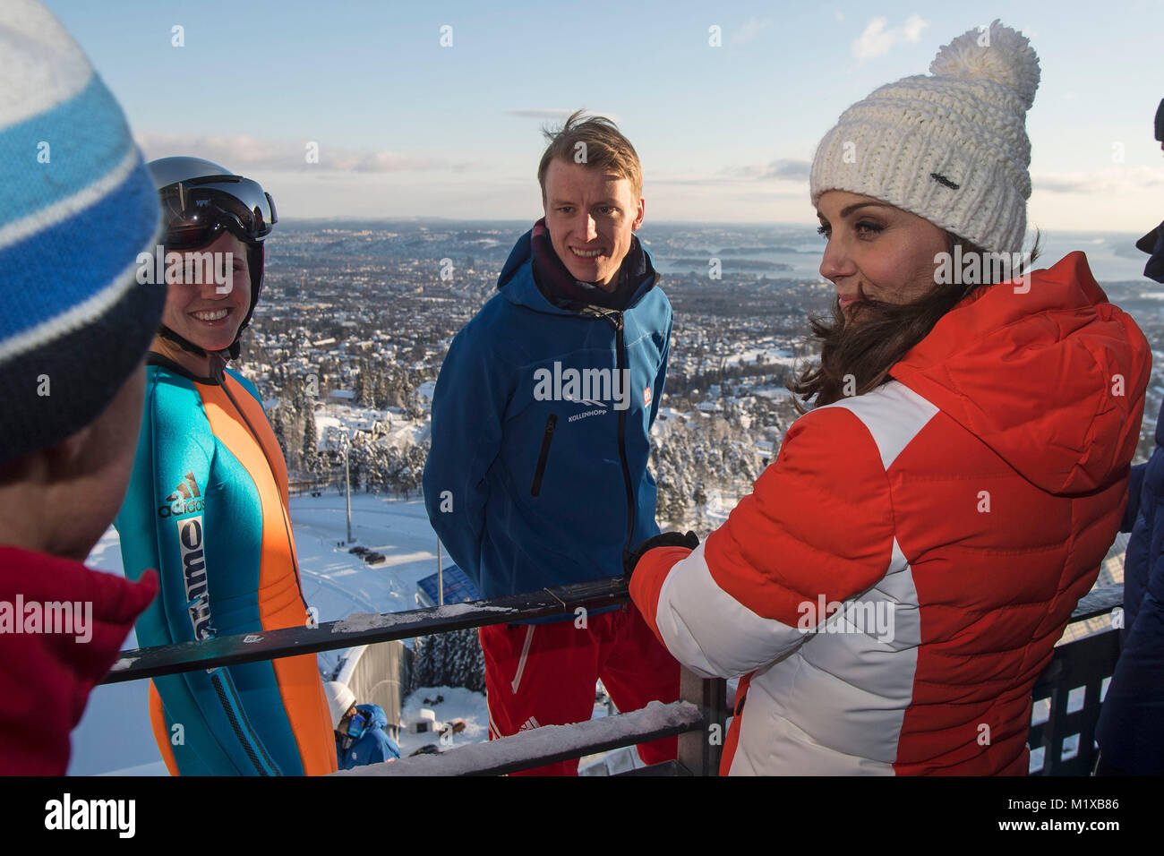 Il Duca e la Duchessa di Cambridge soddisfare sci junior ponticelli dal norvegese del team nazionale alla sommità del trampolino da sci di Holmenkollen a Oslo, Norvegia, il giorno finale del loro tour della Scandinavia. Foto Stock