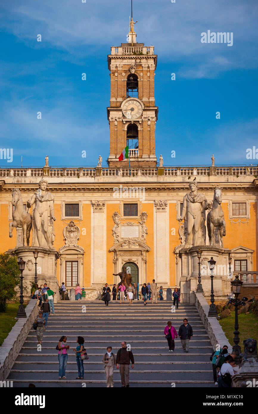 Passeggiata turistica della Cordonata scalinata progettata da Michelangelo che conduce alla piazza del Campidoglio, Roma Lazio Italia Foto Stock