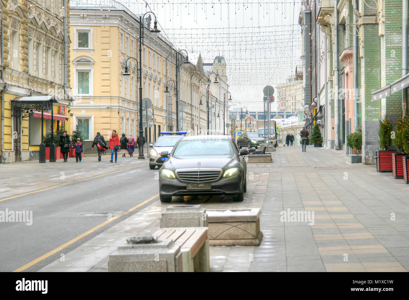 Mosca, Russia - gennaio 13.2018: Bolshaya Dmitrovka Street, ex Pushkinskaya street nel centro storico della città Foto Stock