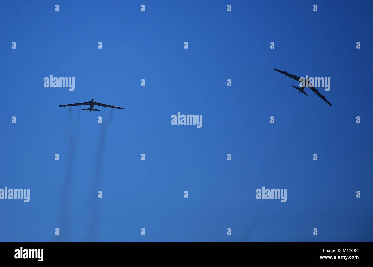 Due B-52H Stratofortresses sorvolare Minot Air Force Base, N.D., Gennaio 30, 2018. Il velivolo ha restituito da una distribuzione per il Regno Unito, dove si sono svolte Theatre di integrazione e formazione di volo operazioni. (U.S. Air Force Foto Stock