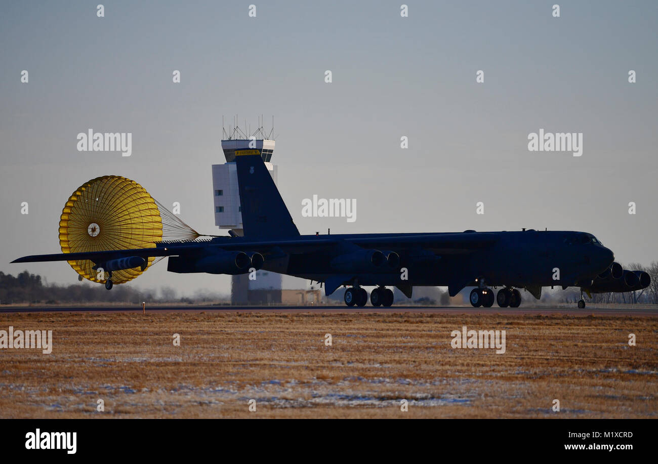 A B-52H Stratofortress distribuisce il suo drogue paracadute dopo lo sbarco a Minot Air Force Base, N.D., Gennaio 30, 2018. Un paracadute drogue è progettato per fornire un controllo, stabilità e rallentare rapidamente gli oggetti in movimento. (U.S. Air Force Foto Stock