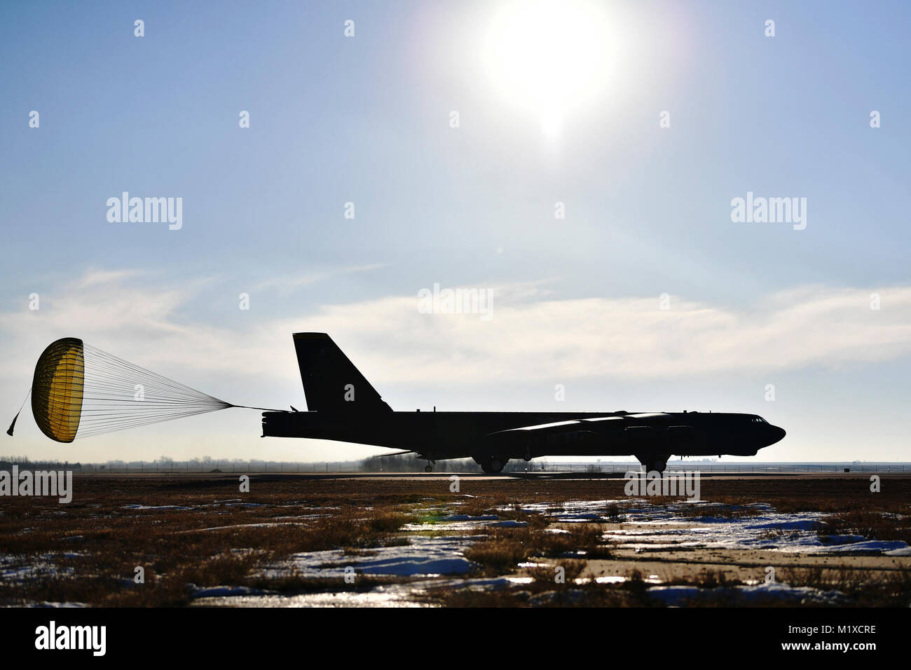 A B-52H Stratofortress distribuisce il suo drogue paracadute dopo lo sbarco a Minot Air Force Base, N.D., Gennaio 30, 2018. Un paracadute drogue è progettato per fornire un controllo, stabilità e rallentare rapidamente gli oggetti in movimento. (U.S. Air Force Foto Stock