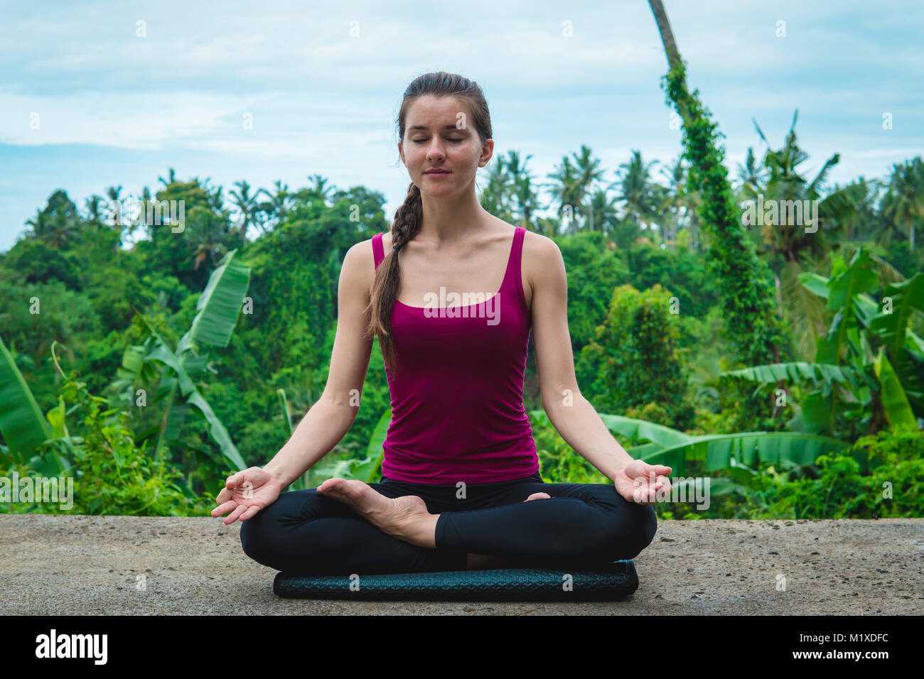 La donna medita di Yoga asana Padmasana Foto Stock