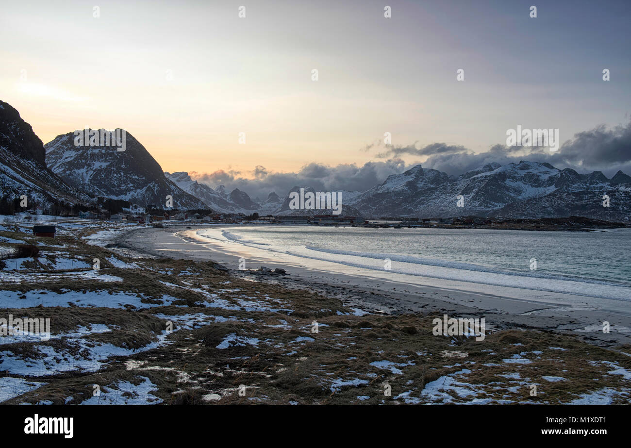 La luce del tramonto che circondano il villaggio di pescatori di Ramberg nelle Isole Lofoten in Norvegia Foto Stock