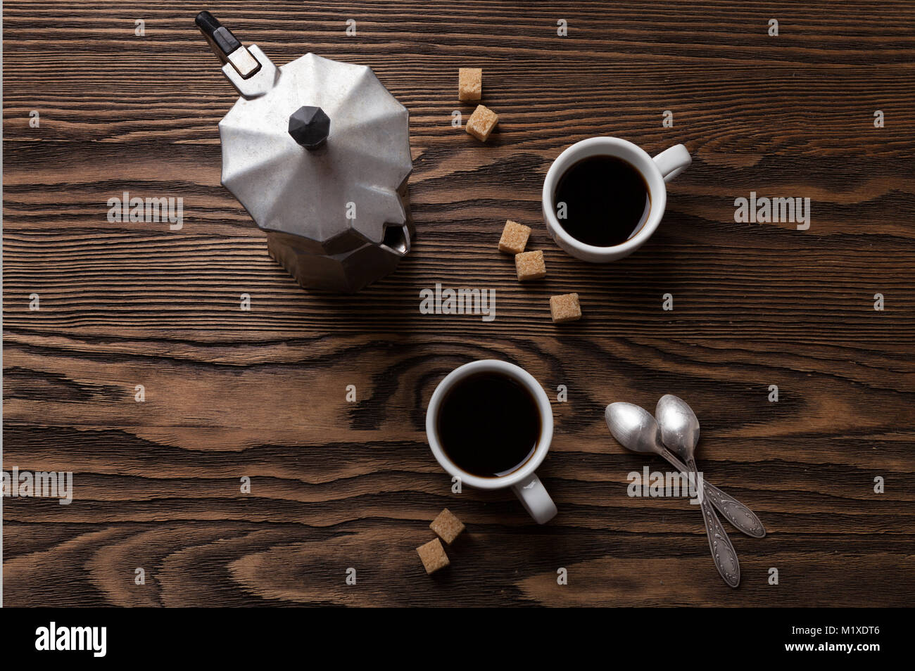 Due moderne tazzine da caffè espresso su un tavolo di legno