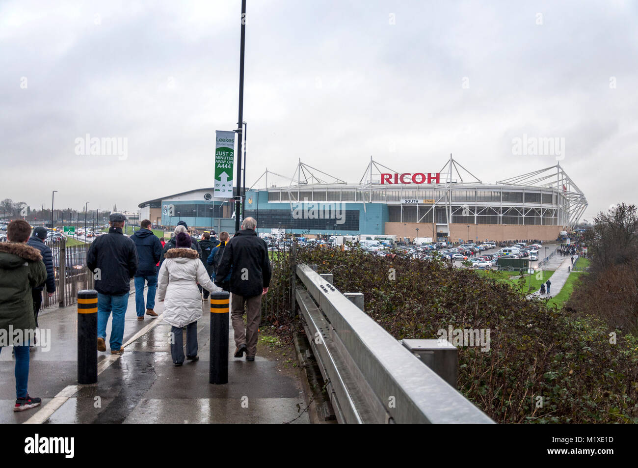 Rugby Union sostenitori a piedi verso lo stadio di Ricoh, Coventry, Regno Unito home di vespe professionale team di rugby Foto Stock