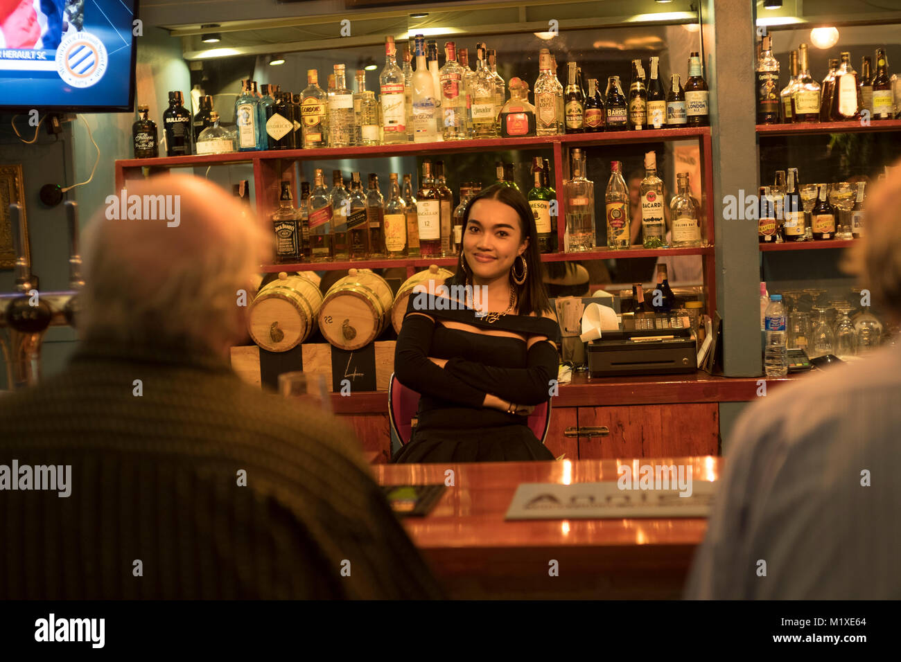 Un attraente cameriera tailandese in un ristorante a Chiang Mai, Thailandia. Foto Stock