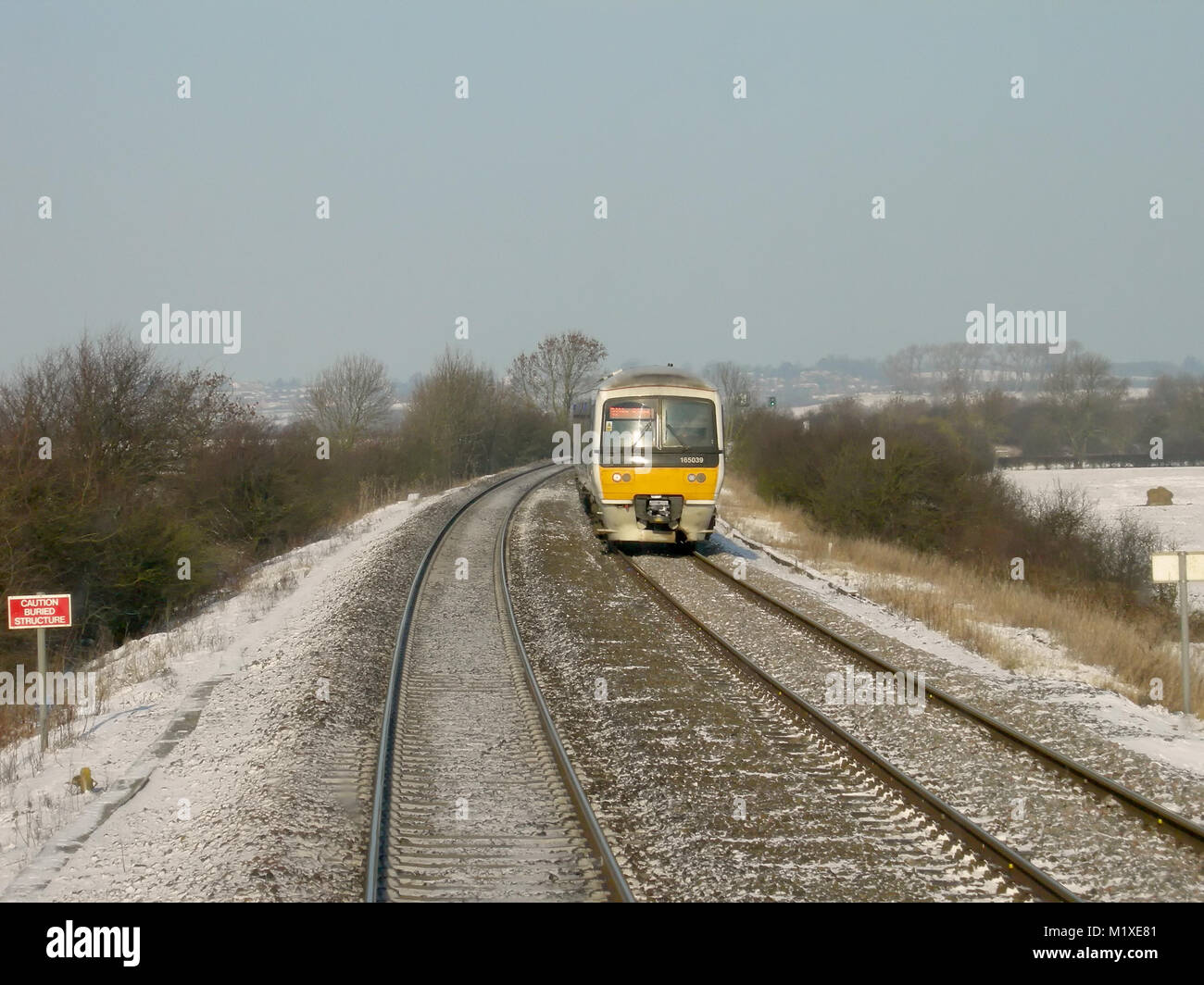 Classe 165 treni passeggeri nel Warwickshire in inverno Foto Stock
