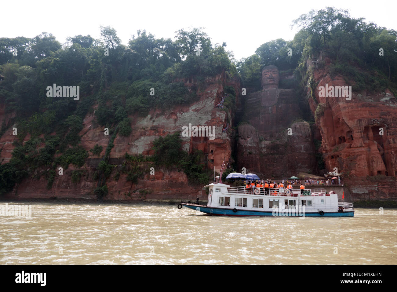 Il gigante di Leshan Buddha scolpito in una scogliera dove il Min e Dadu fiumi si incontrano in prossimità di Leshan, Sichuan, in Cina, in Asia. Il più grande e più alto di Budd di pietra Foto Stock
