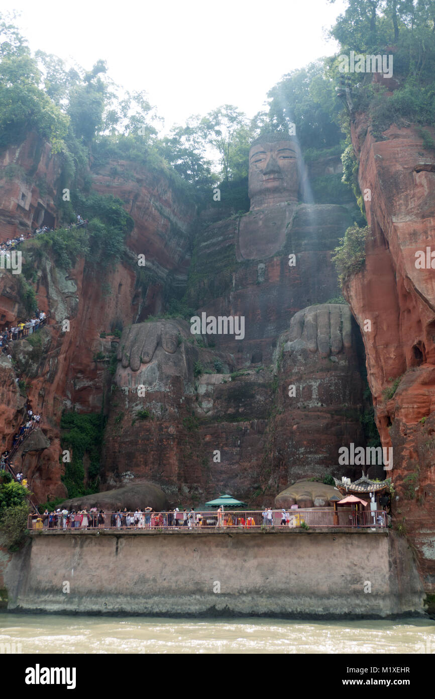 Il gigante di Leshan Buddha scolpito in una scogliera dove il Min e Dadu fiumi si incontrano in prossimità di Leshan, Sichuan, in Cina, in Asia. Il più grande e più alto di Budd di pietra Foto Stock