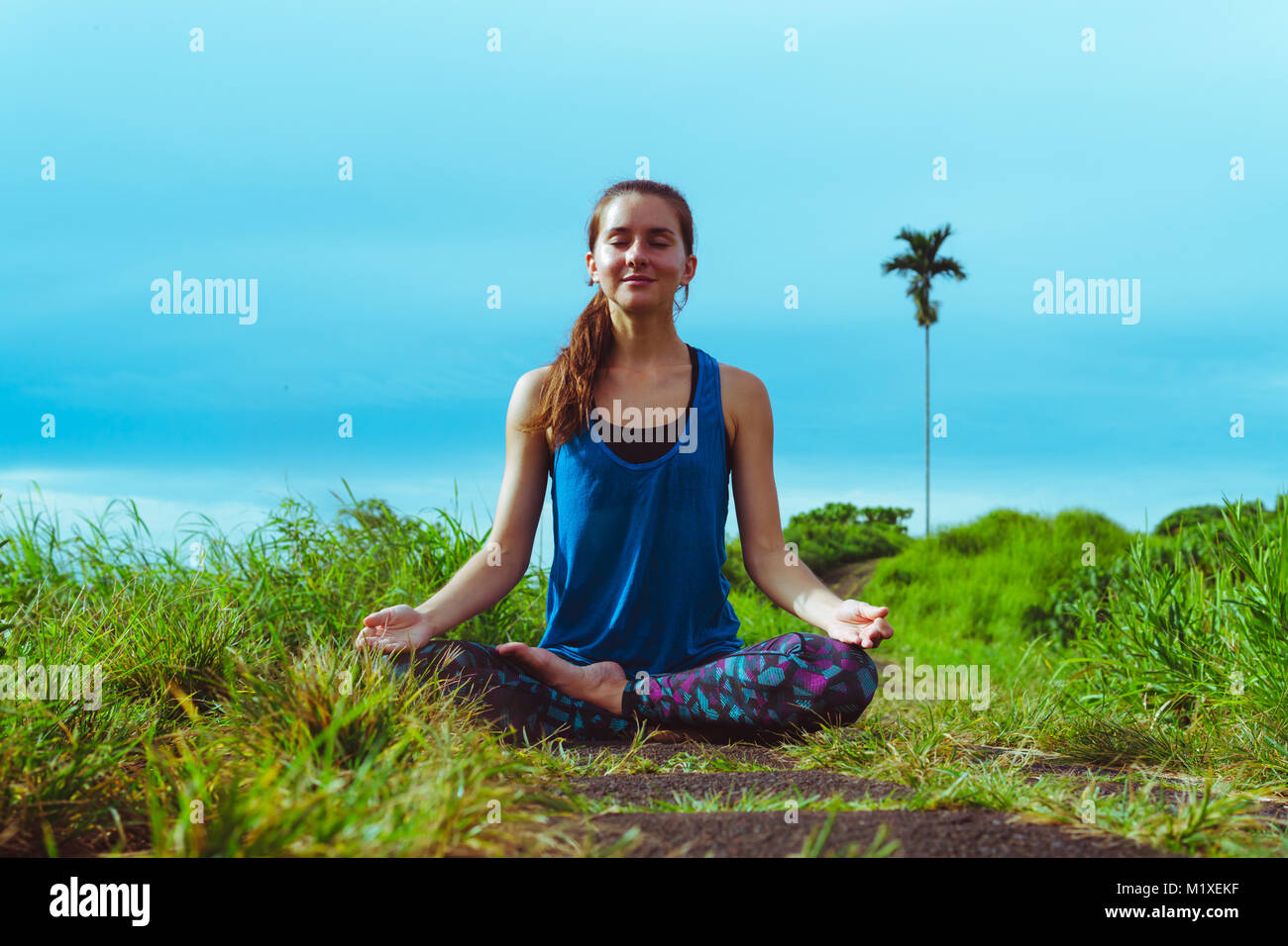 La donna medita di Yoga asana Padmasana Foto Stock