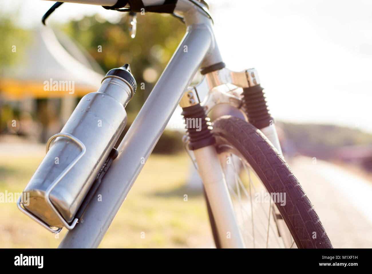 Bottiglia di acqua. Bottiglia di biciclette. Bottiglia in acciaio. Bottiglia di bevanda. Foto Stock