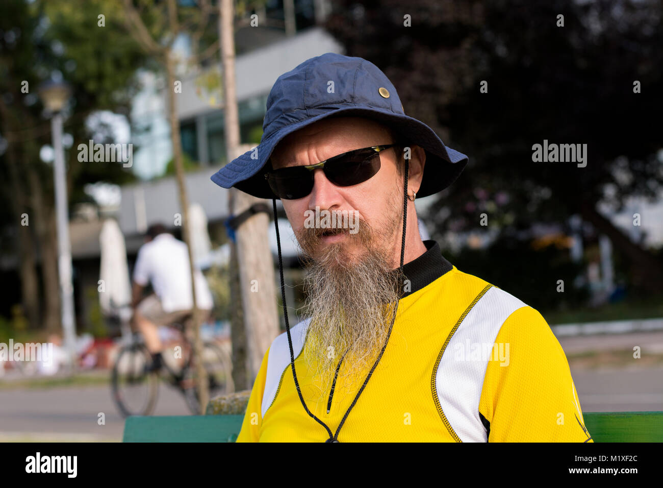 Ritratto di un uomo con la barba, cappello e occhiali da sole. Foto Stock