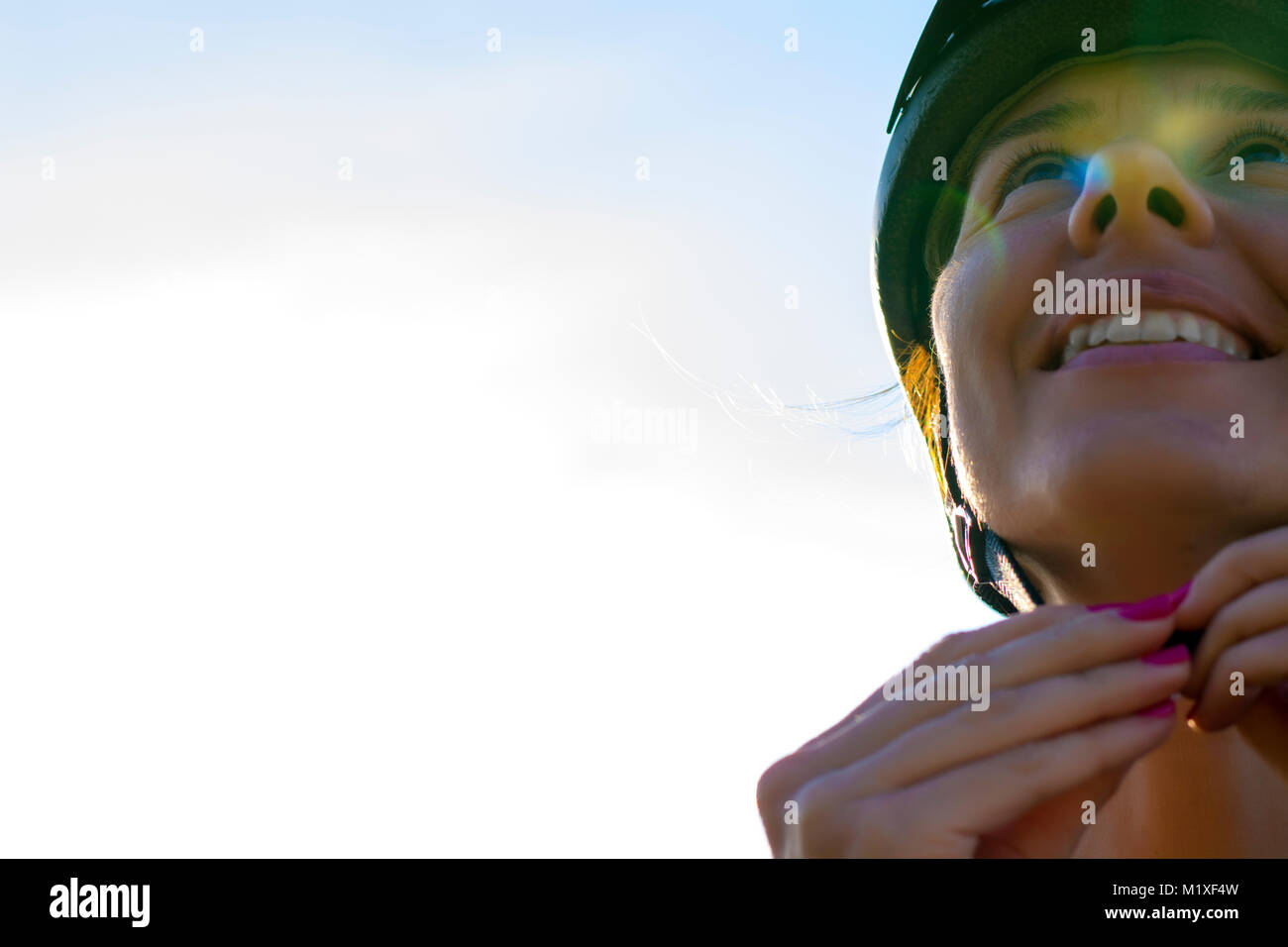 Ciclista femmina con casco sulla sua testa Foto Stock