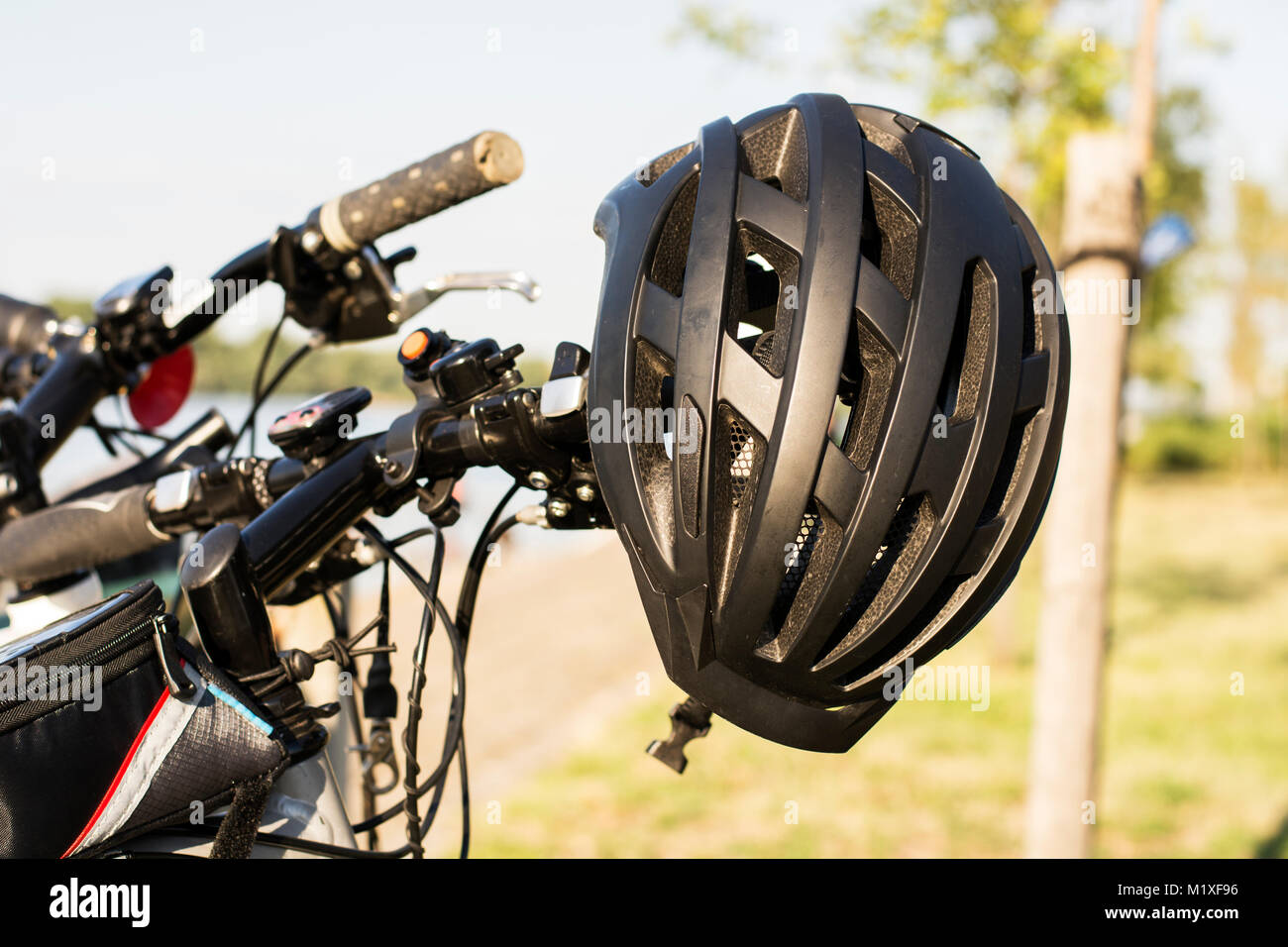 Bicicletta casco nero Foto Stock