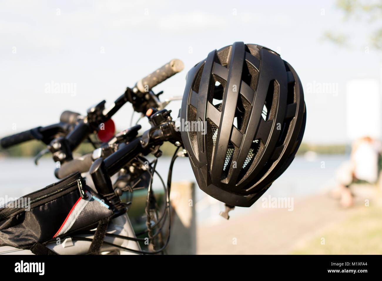 Casco nero su una bicicletta Foto Stock