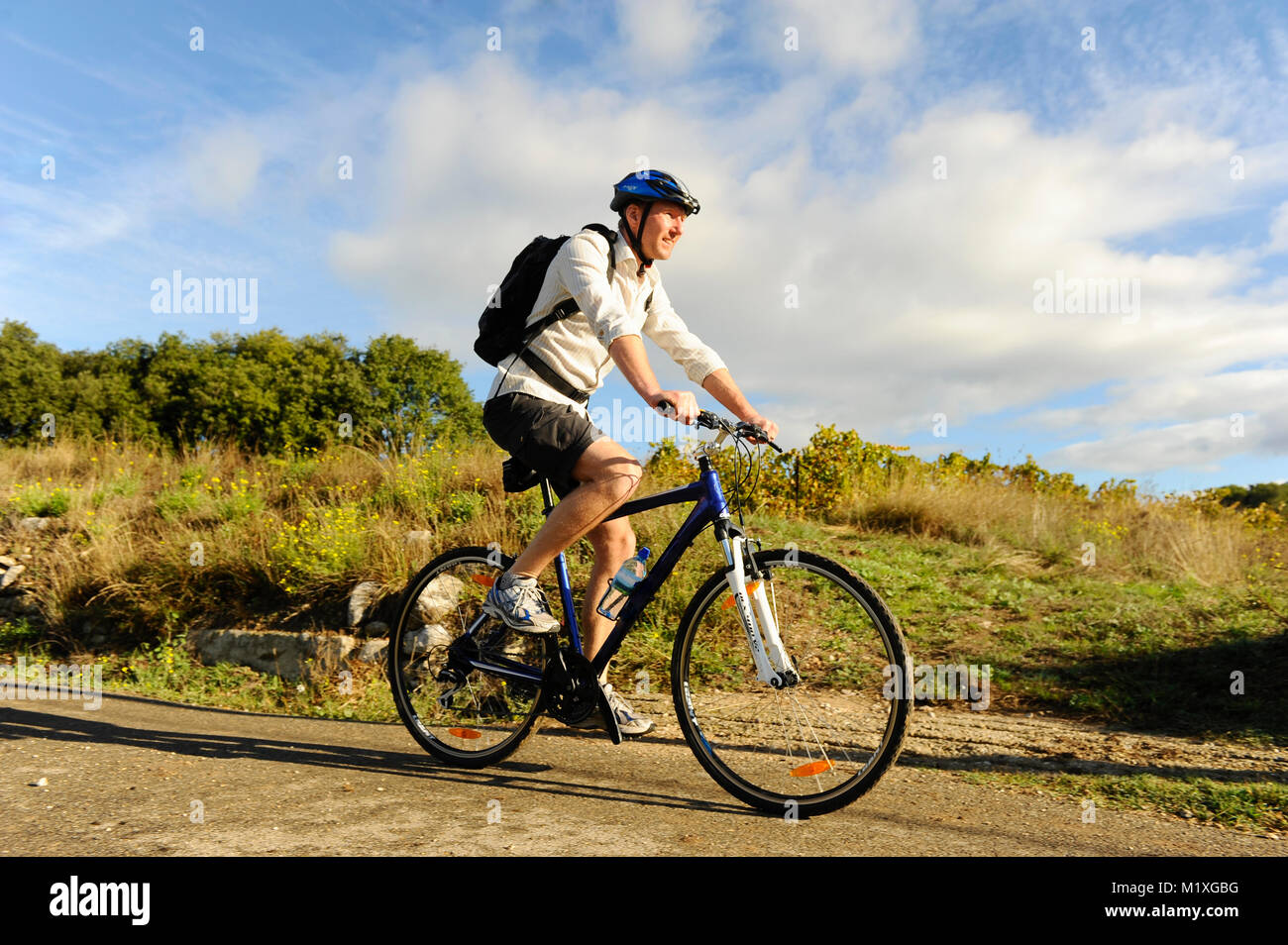 Metà uomo adulto in sella ad una bicicletta di Vaucluse, Francia Foto Stock