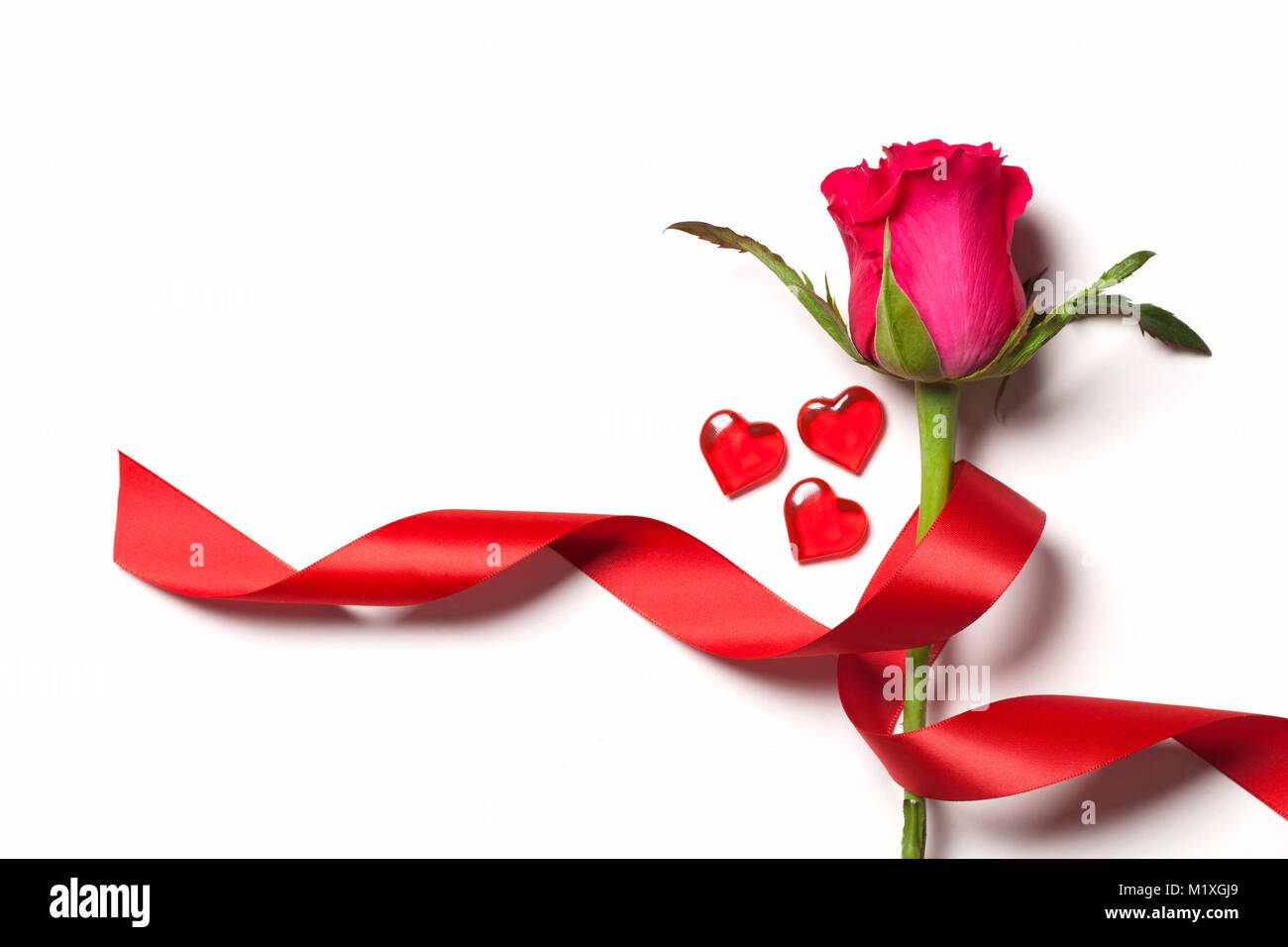 Amore sfondo con Red Rose fiore cuori e il nastro di inchiostro Foto Stock