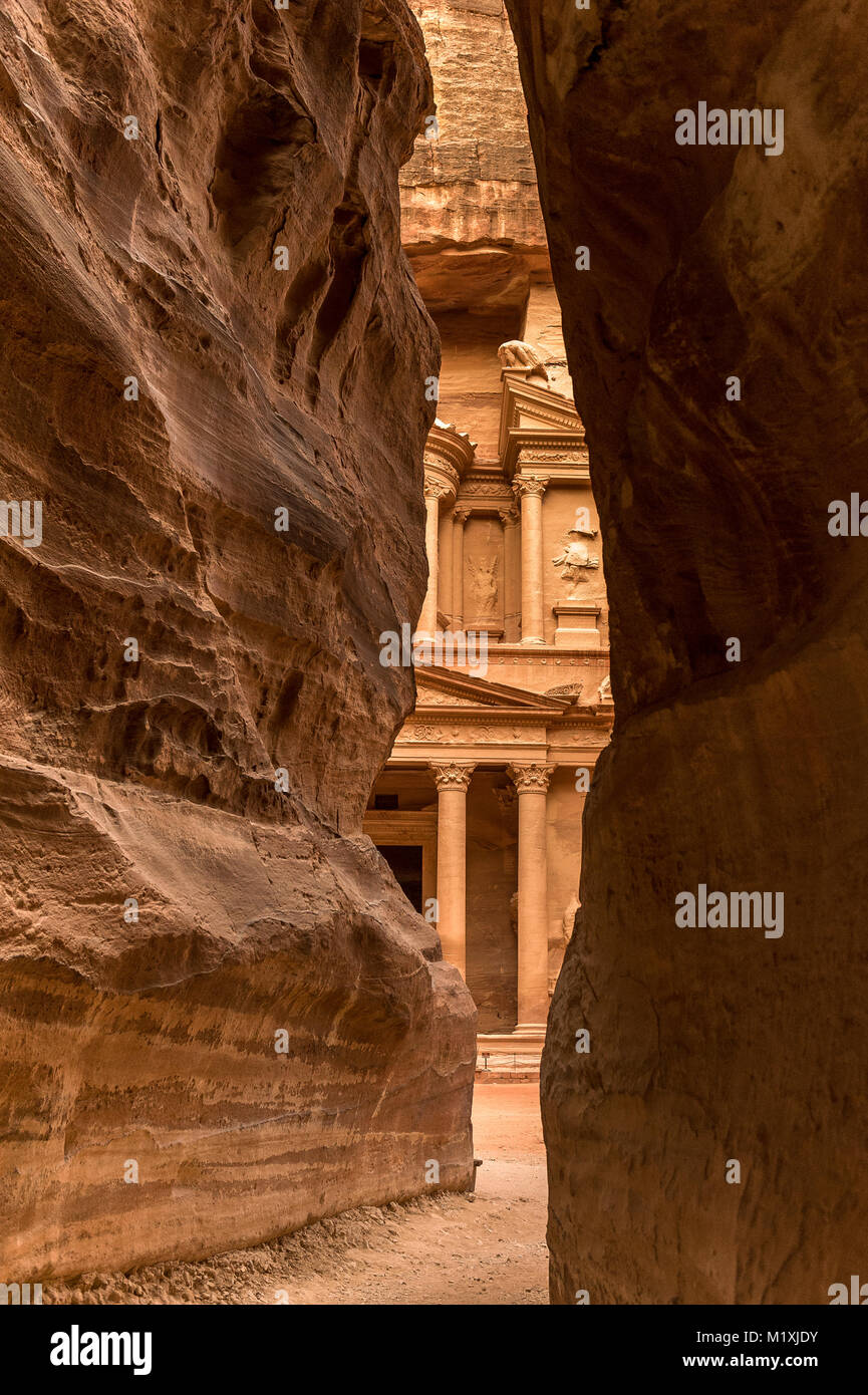 Petra è un patrimonio storico e archeologico della città nel sud del governatorato giordane di Ma'an ed è famosa per la sua rock-cut architettura. Foto Stock
