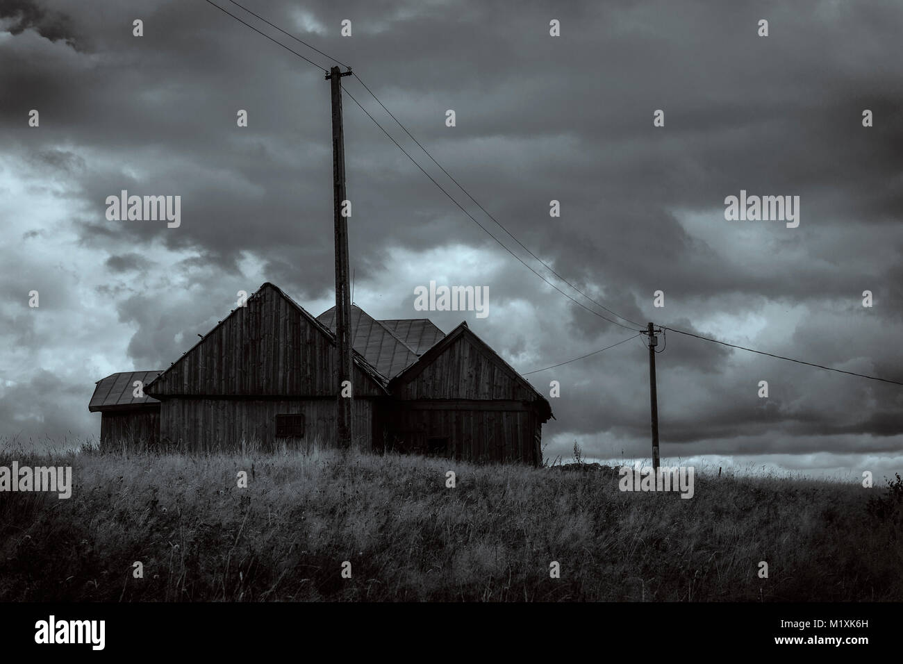 Cupo tumbled down farm edifici in Transilvania Foto Stock