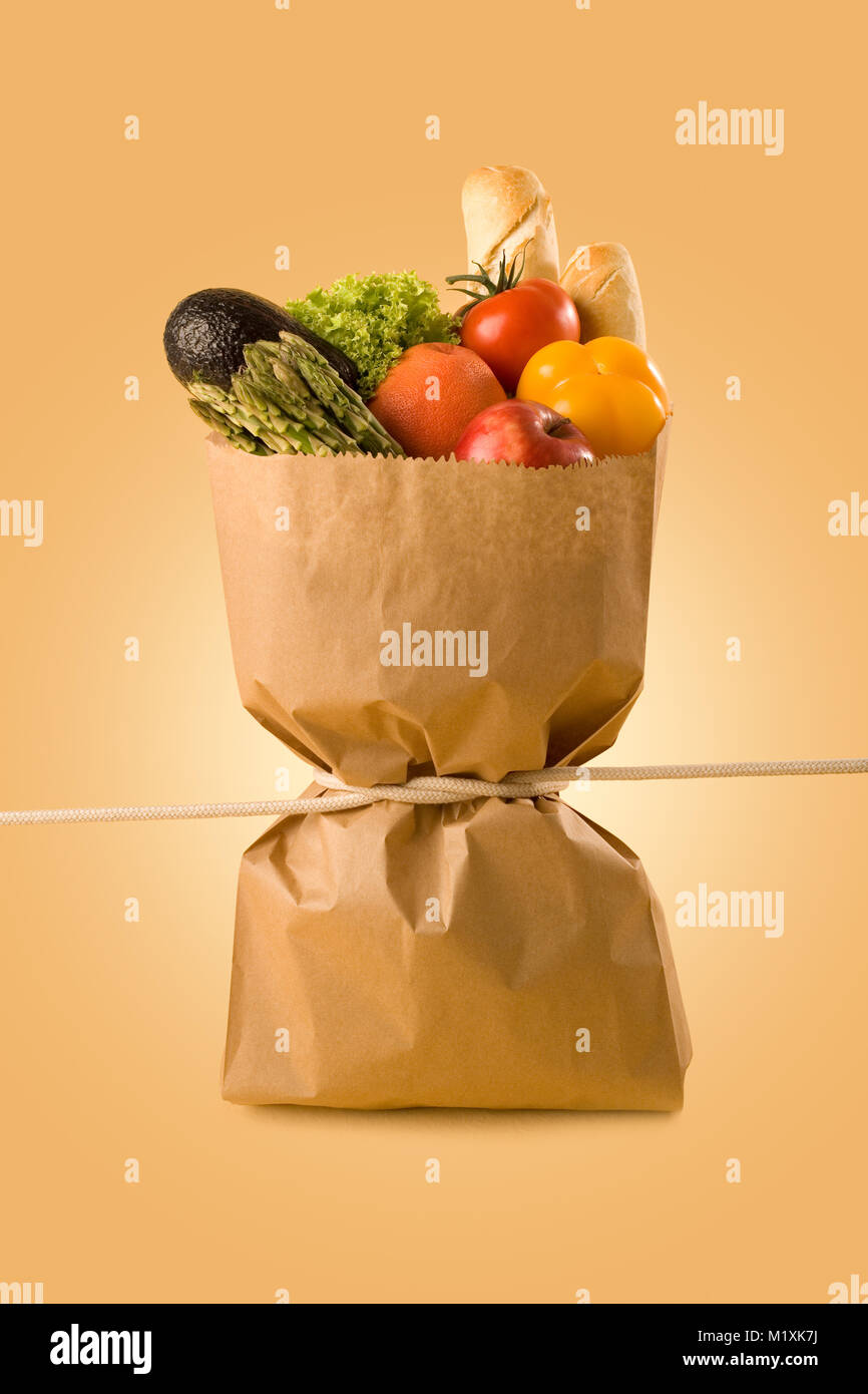 Sacchetto di generi alimentari che rappresenta il concetto di serraggio della cinghia Foto Stock