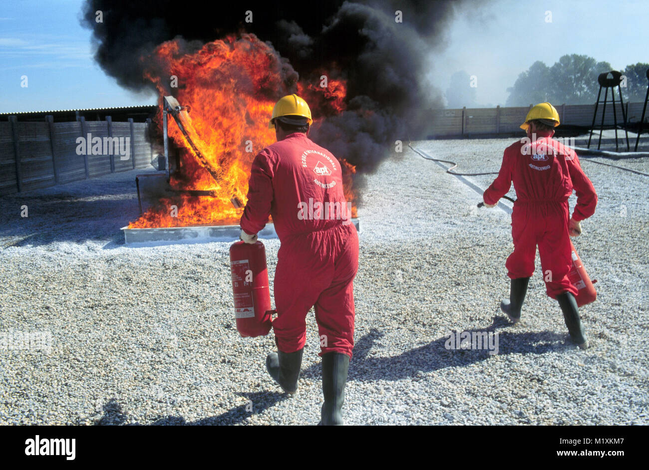 APT, prevenzione incendi e incidenti la scuola per il personale coinvolto nei lavori pericolosi, estinzione di un incendio con estintori (bornasco pavia, Italia) Foto Stock