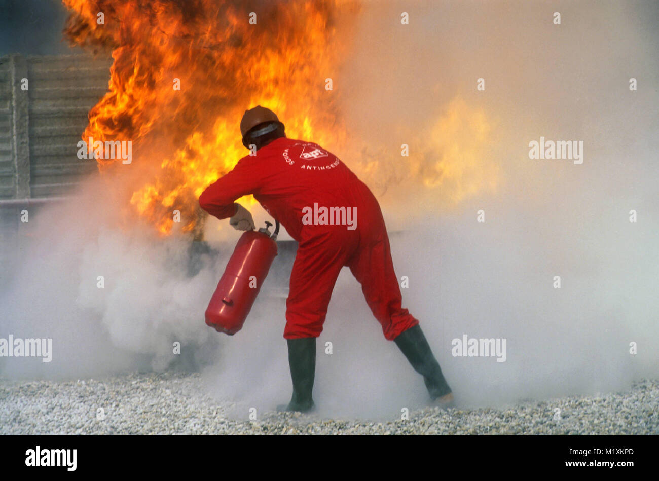 APT, prevenzione incendi e incidenti la scuola per il personale coinvolto  nei lavori pericolosi, estinzione di un incendio con un estintore (bornasco  pavia, Italia Foto stock - Alamy