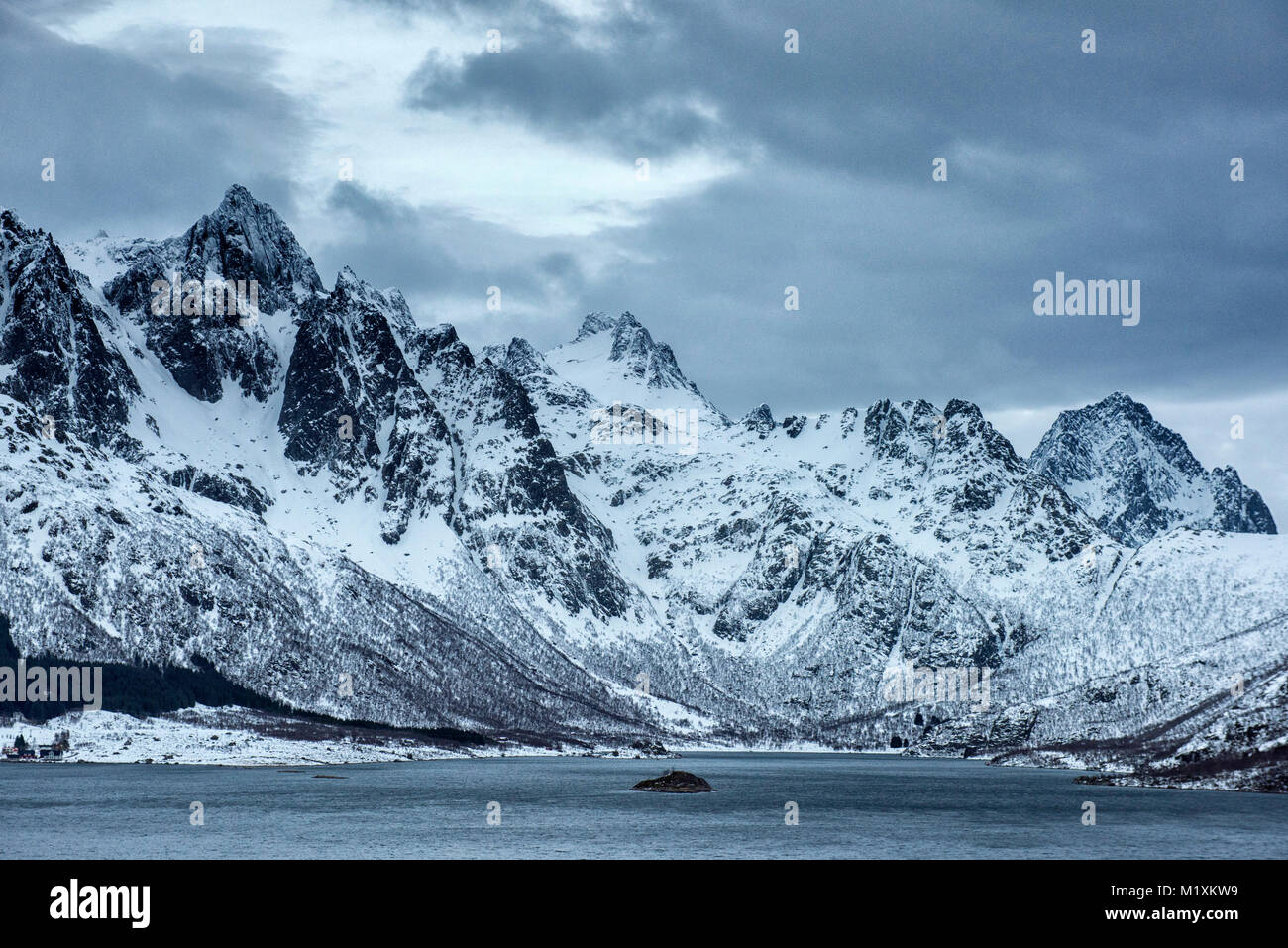 Paesaggi innevati nelle Isole Lofoten della Norvegia Foto Stock