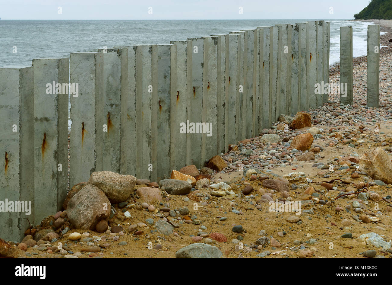 Pile sul mare, la costruzione della costa del mare le fortificazioni, la costruzione della passeggiata in riva al mare Foto Stock