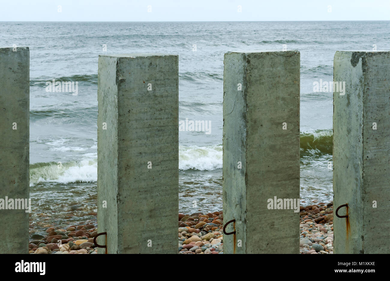 Pile sul mare, la costruzione della costa del mare le fortificazioni, la costruzione della passeggiata in riva al mare Foto Stock