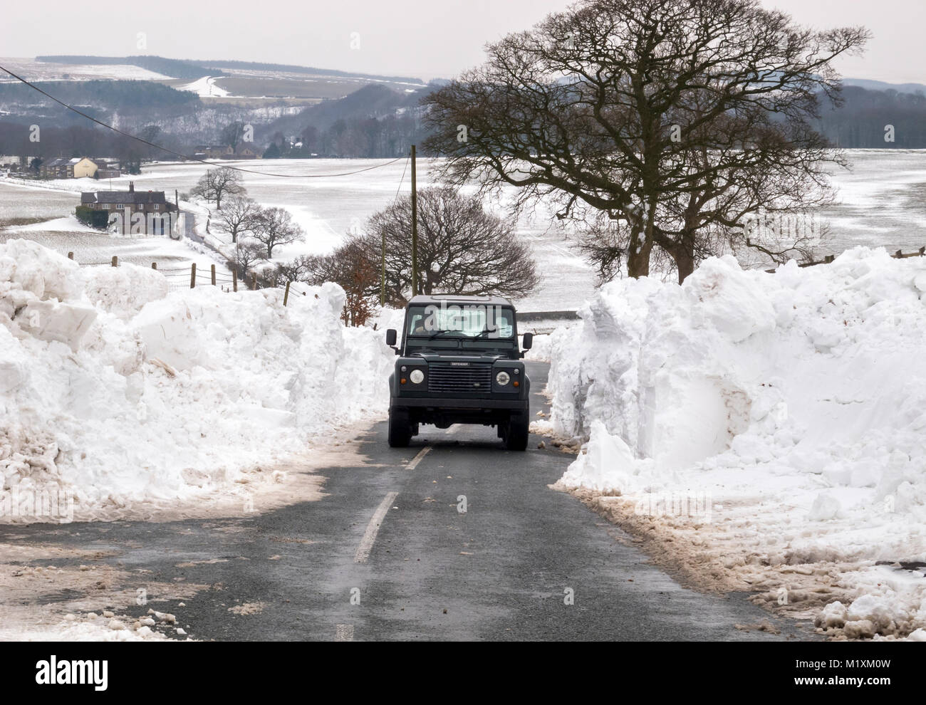 Un modo attraverso la Snow Drift come British Land Rover fa il suo modo attraverso il ghiaccio e la neve Foto Stock