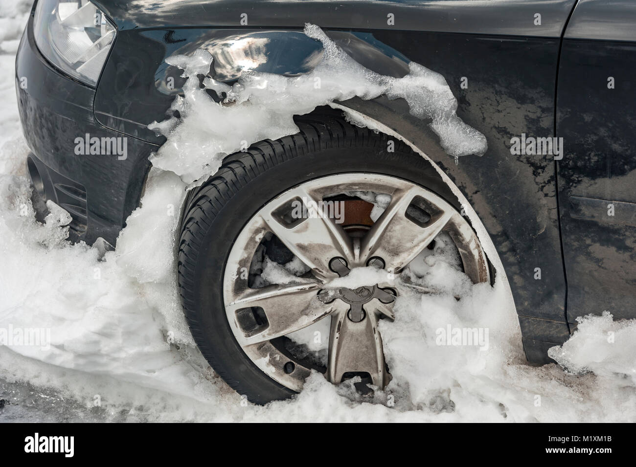 Derive di neve auto ruota intrappolato ice Lancashire England Regno Unito Foto Stock