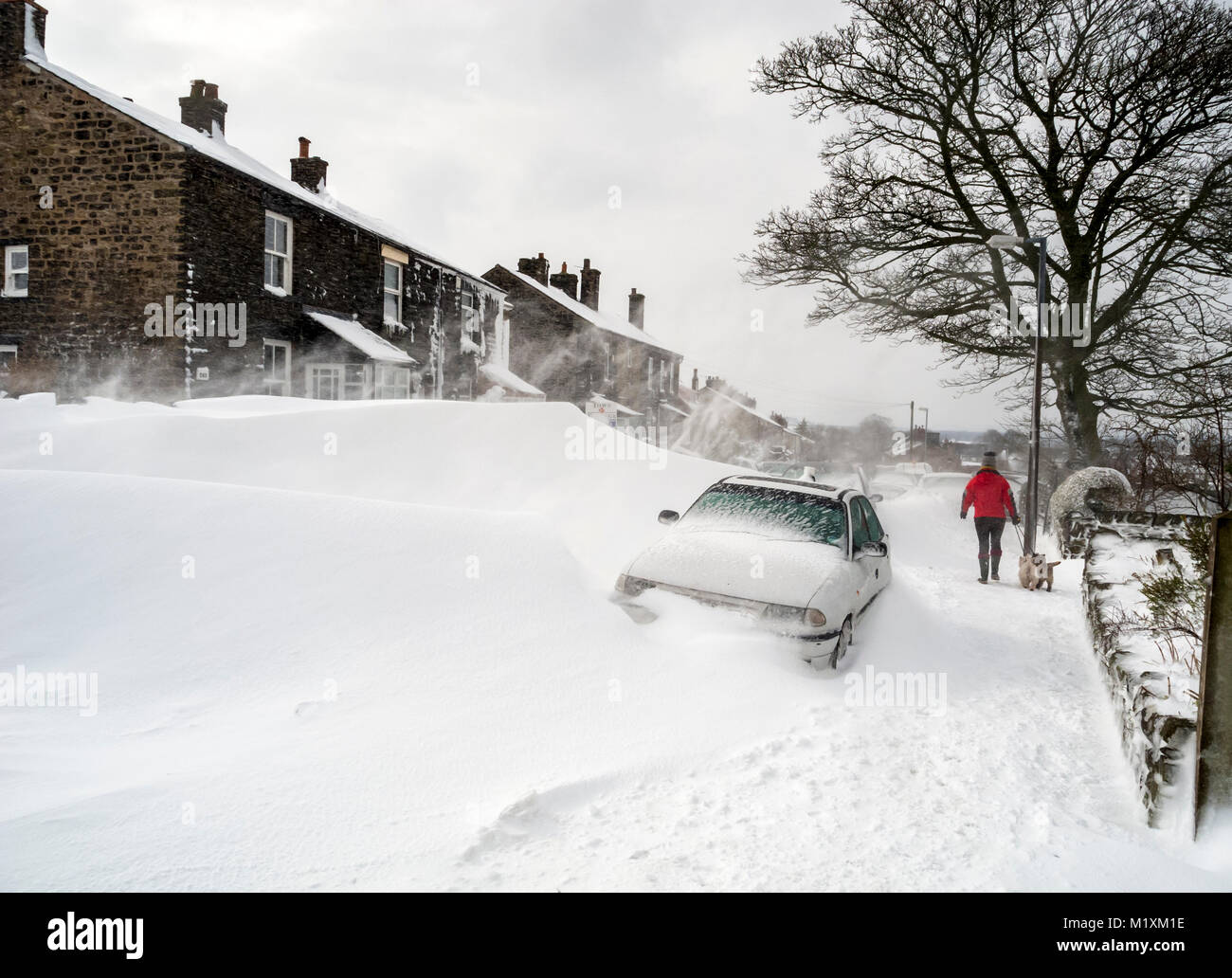 Dead End un auto è intrappolato in un snow drift Lancashire Foto Stock