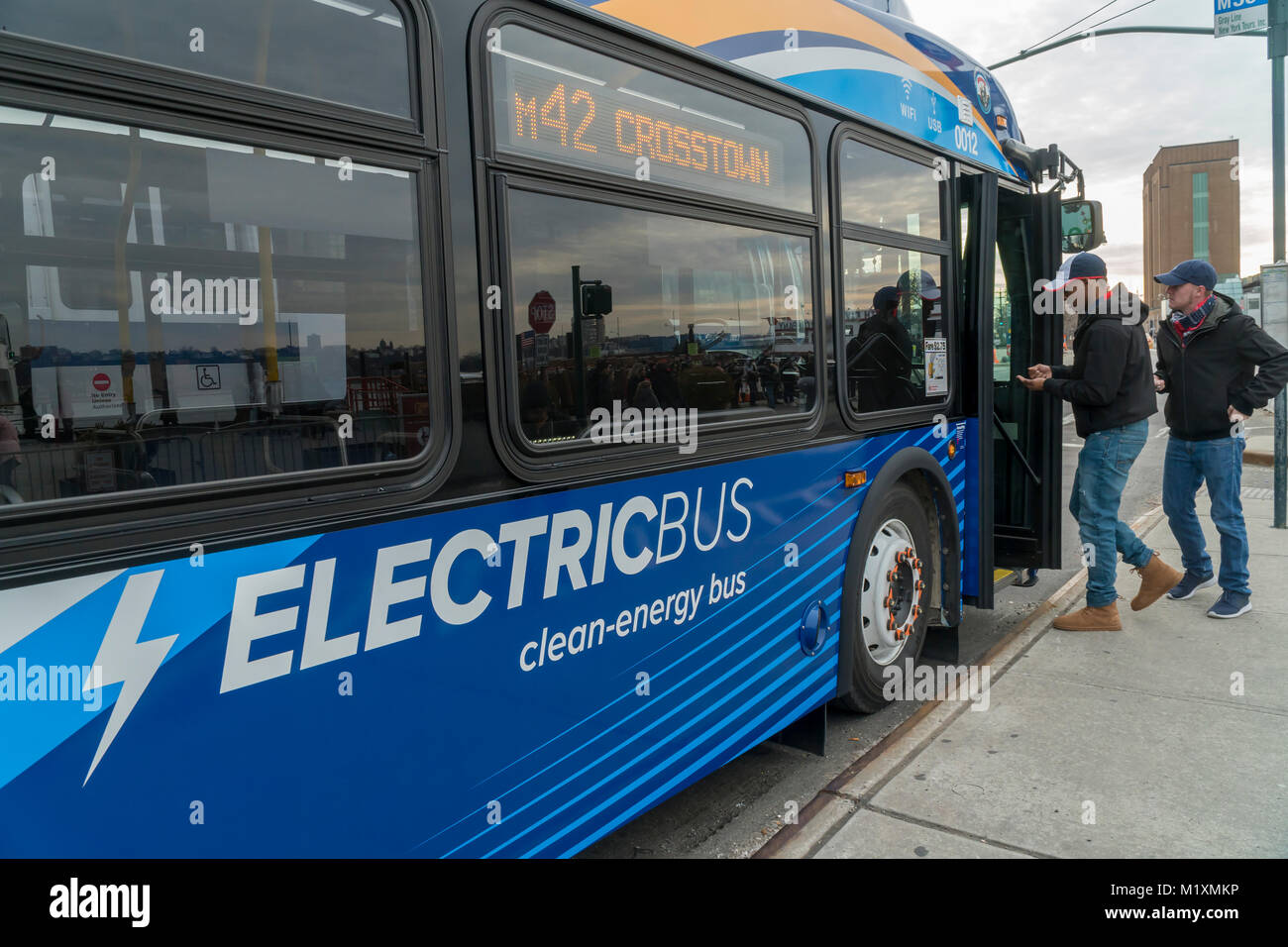 Uno dei 10 tutto nuovo, tutto-elettrico nuovo flyer fabbricati gli autobus di prova al suo terminale sulla M42 rotta in New York Sabato, 27 gennaio 2018. Il 10 autobus sono parte di un pilota di tre anni quale programma di riduzione delle emissioni nonché modernizzare il NYCTA invecchiamento della flotta. Il nuovo autobus hanno il wi-fi e ricarica USB e porte a seconda dei risultati del programma pilota 60 in più sono previste. (© Richard B. Levine) Foto Stock Uno dei 10 tutto nuovo, tutto-elettrico nuovo flyer fabbricati gli autobus di prova al suo terminale sulla M42 rotta in New York Sabato, 27 gennaio 2018. Il 10 autobus sono parte di un pilota di tre anni quale programma di riduzione delle emissioni nonché modernizzare il NYCTA invecchiamento della flotta. Il nuovo autobus hanno il wi-fi e ricarica USB e porte a seconda dei risultati del programma pilota 60 in più sono previste. (© Richard B. Levine) Foto Stock