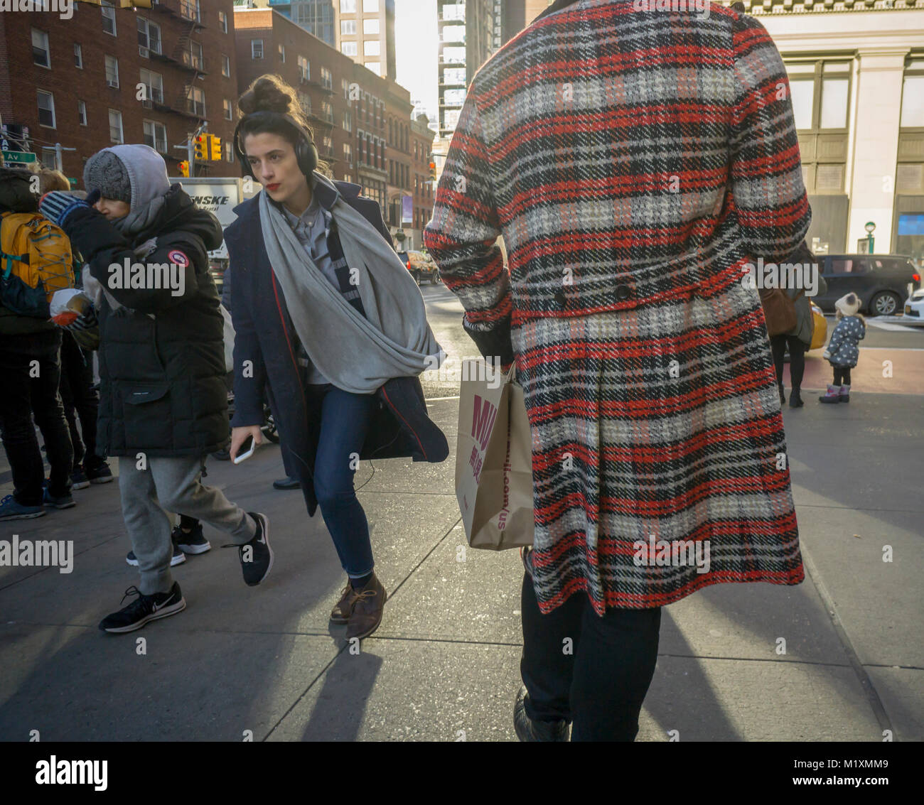 Un 'Beau Brummell' indossa il suo plaid coat su una strada trafficata angolo nel quartiere di Chelsea di New York il Venerdì, 26 gennaio 2018. (Â© Richard B. Levine) Foto Stock